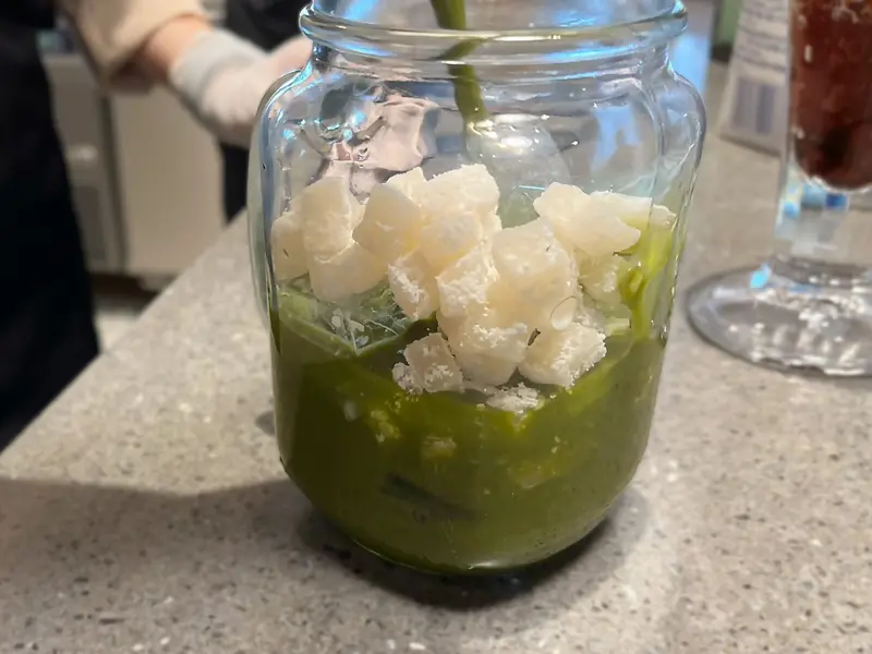 佐島の海景と本に包まれる、穏やかなカフェ空間, 層ごとに変わる味が“会話のきっかけ”になる「マロンパフェ」, 飲むわらび餅？ タコラテ？ 思わず会話が生まれるドリンク, 丁寧な手仕事が紡ぐ、大人のご褒美時間