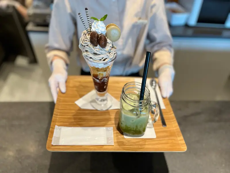 佐島の海景と本に包まれる、穏やかなカフェ空間, 層ごとに変わる味が“会話のきっかけ”になる「マロンパフェ」, 飲むわらび餅？ タコラテ？ 思わず会話が生まれるドリンク, 丁寧な手仕事が紡ぐ、大人のご褒美時間