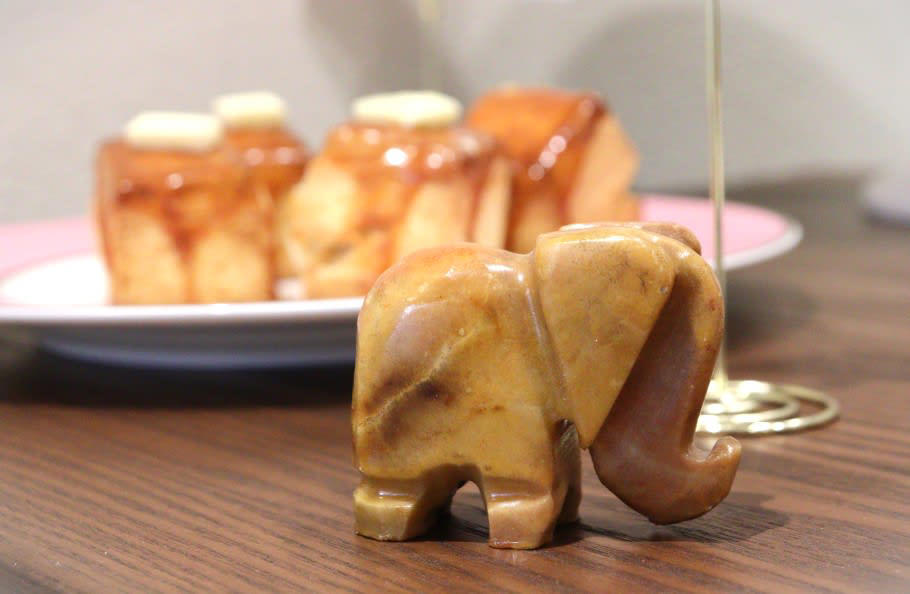 地元愛あふれるパティシエが作り出す、甘い香りの焼き菓子。スイーツに込める想い, お客様に喜んでもらうことを第一に、自分も楽しむことを忘れない, 北海道産乳製品で作る、しっとり贅沢な味わいを“アビカジョならでは”の楽しみ方で, より美味しく食べるならこれ！ 焼き菓子とドリンクのペアリング, 甘さとワクワクを一緒に。お菓子で広がる幸せの時間を神楽坂からお届け