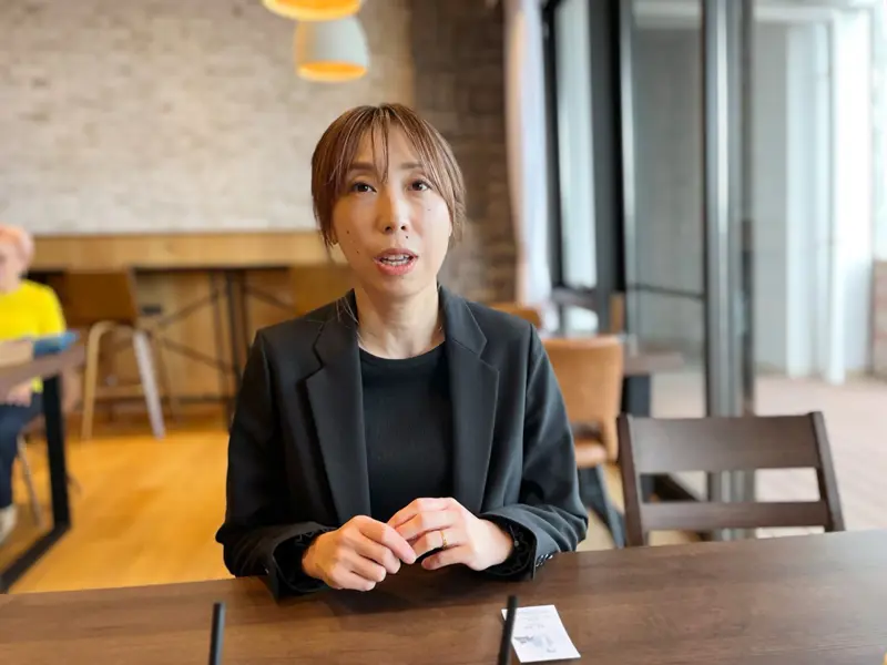 佐島の海景と本に包まれる、穏やかなカフェ空間, 層ごとに変わる味が“会話のきっかけ”になる「マロンパフェ」, 飲むわらび餅？ タコラテ？ 思わず会話が生まれるドリンク, 丁寧な手仕事が紡ぐ、大人のご褒美時間
