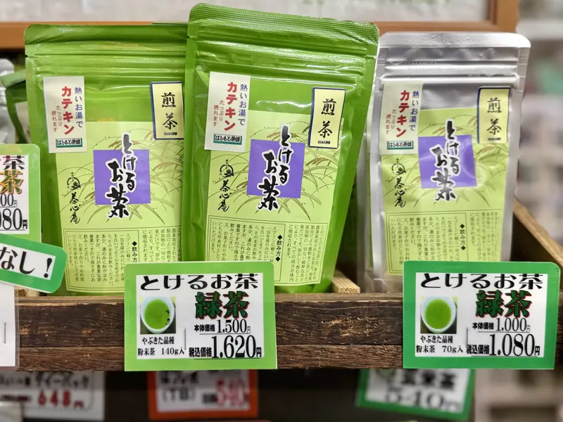 お茶の成分を丸ごと味わえる　とけるお茶・玄米茶（70g 1,080円）, 江戸から受け継がれる十五代の歩み, 静岡へ通い続けた日々と、「本物」を知るための努力, 伝統を守りながら、時代に合わせた商品を