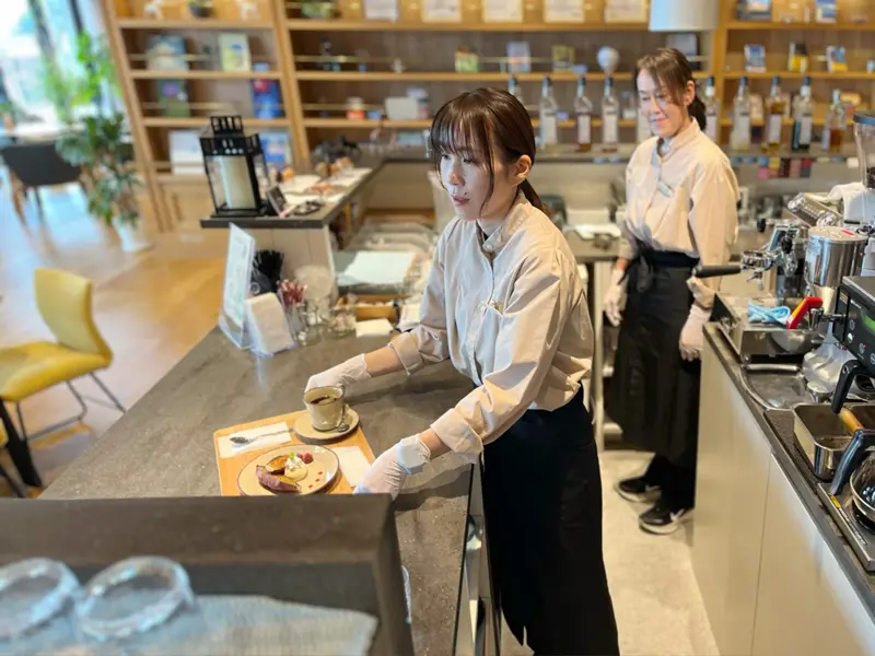 佐島の海景と本に包まれる、穏やかなカフェ空間, 層ごとに変わる味が“会話のきっかけ”になる「マロンパフェ」, 飲むわらび餅？ タコラテ？ 思わず会話が生まれるドリンク, 丁寧な手仕事が紡ぐ、大人のご褒美時間