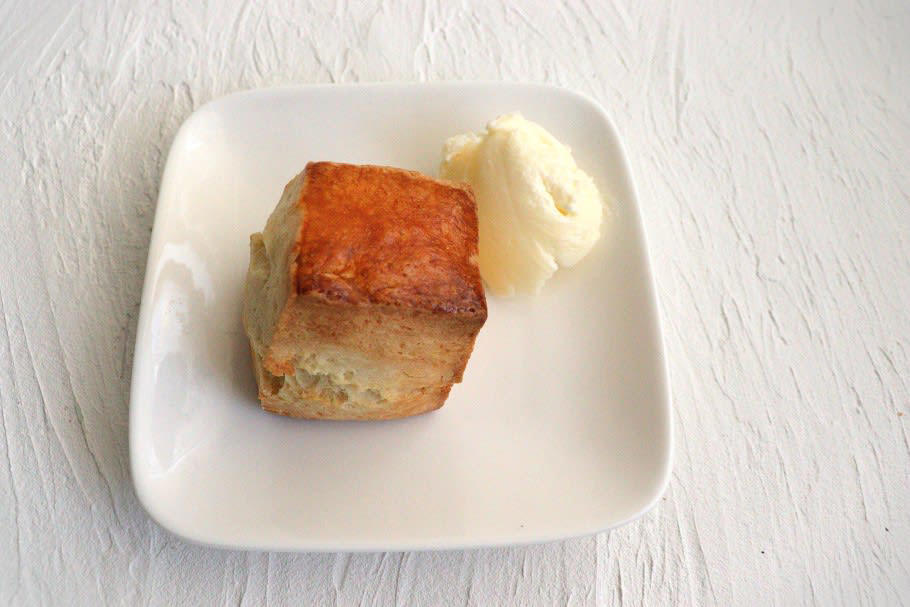 地元愛あふれるパティシエが作り出す、甘い香りの焼き菓子。スイーツに込める想い, お客様に喜んでもらうことを第一に、自分も楽しむことを忘れない, 北海道産乳製品で作る、しっとり贅沢な味わいを“アビカジョならでは”の楽しみ方で, より美味しく食べるならこれ！ 焼き菓子とドリンクのペアリング, 甘さとワクワクを一緒に。お菓子で広がる幸せの時間を神楽坂からお届け