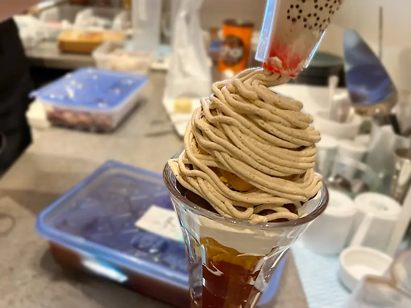 佐島の海景と本に包まれる、穏やかなカフェ空間, 層ごとに変わる味が“会話のきっかけ”になる「マロンパフェ」, 飲むわらび餅？ タコラテ？ 思わず会話が生まれるドリンク, 丁寧な手仕事が紡ぐ、大人のご褒美時間