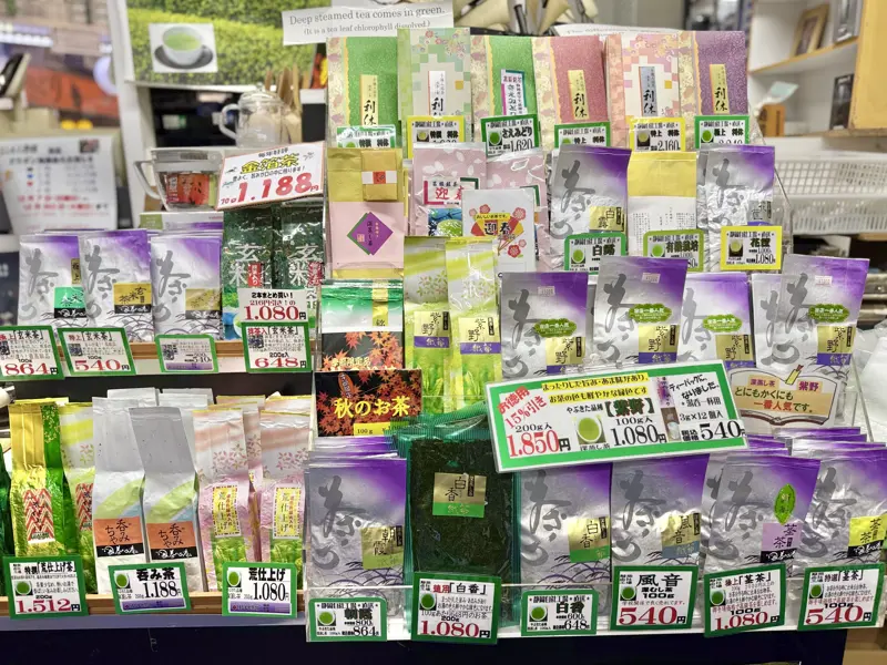 お茶の成分を丸ごと味わえる　とけるお茶・玄米茶（70g 1,080円）, 江戸から受け継がれる十五代の歩み, 静岡へ通い続けた日々と、「本物」を知るための努力, 伝統を守りながら、時代に合わせた商品を