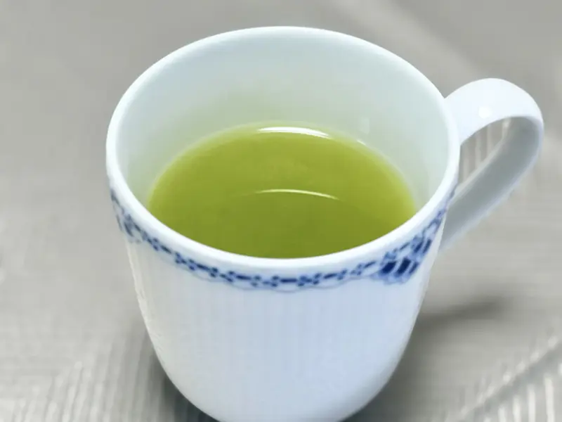 お茶の成分を丸ごと味わえる　とけるお茶・玄米茶（70g 1,080円）, 江戸から受け継がれる十五代の歩み, 静岡へ通い続けた日々と、「本物」を知るための努力, 伝統を守りながら、時代に合わせた商品を