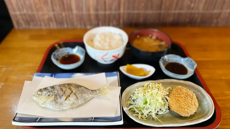 漁師町で愛される老舗。夫婦で営む温かな海鮮処, 二度揚げで旨みを閉じ込めた「エボ鯛から揚げ」, 祖母の家庭料理から生まれた「まぐろのコロッケ」, 丁寧な仕事が生む、忘れられない美味しさ