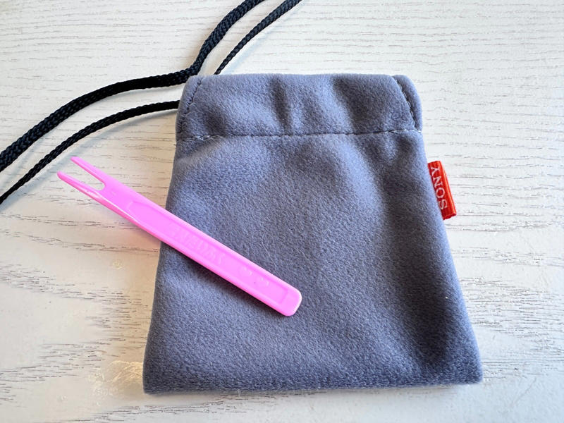 雪見だいふくのフォーク、再利用したい, 巾着のひもを通すのに使える, 1.先端にひもを引っかけます。, 2.右から左へ通します, 3.引き抜きます, ひも通しがなくても大丈夫