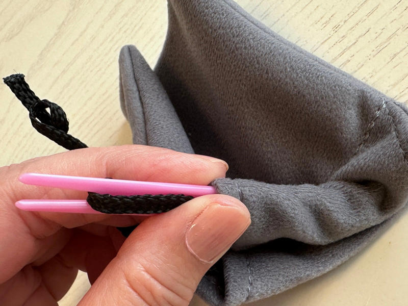 雪見だいふくのフォーク、再利用したい, 巾着のひもを通すのに使える, 1.先端にひもを引っかけます。, 2.右から左へ通します, 3.引き抜きます, ひも通しがなくても大丈夫
