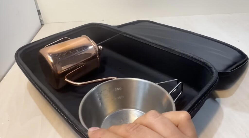 セリア【1】8WAYマルチツール 110円（税込）, 従来品より小さくなって新登場, ナイフを従来品と比較してみます, 他のツールも確認, ダイソー【1】食品用加熱剤モーリアンヒートパック 770円（税込）, 水を入れるだけで加熱できるモーリアンヒートパック, モーリアンヒートパックを実際に使ってみます, ダイソー【2】キャンプギアケース 550円（税込）, 様々なセットが入れられる絶妙なサイズ感のケース, ダイソー【3】ミリタリー風カラビナ／プラカラビナ 各110円（税込）, ゴツいのに軽い！大きめカラビナ, 似た雰囲気のプラカラビナもあります, ダイソー【4】メスティンフライヤー 1.5合用550円／3合用770円（税込）, クオリティが高いメスティン専用のフライヤー, メスティンにピッタリサイズで揚げ物がやりやすい！, ダイソー【5】火口が動〜くライター 110円（税込）, 上向きと横向きにできる！地味にお役立ちライター, キャンドゥ【1】樹脂デュアルLEDライト 550円（税込）／2WAYコンパクトライト440円（税込）, 2WAYコンパクトライト, 樹脂デュアルLEDライト, 100均ギアで新しいキャンプの楽しみを見つけよう！