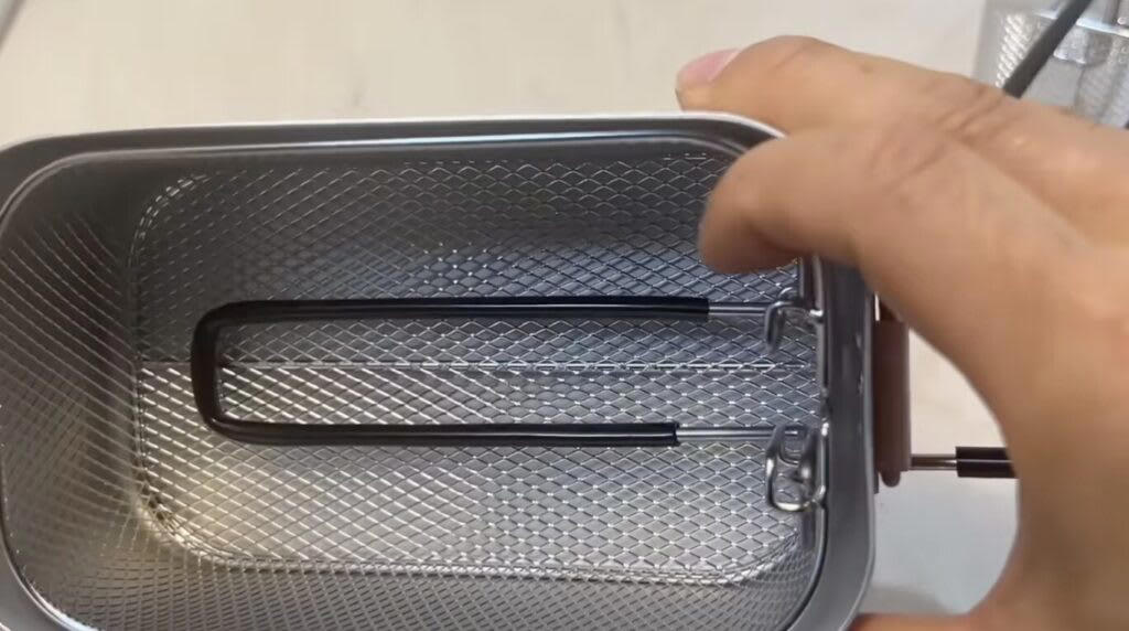 セリア【1】8WAYマルチツール 110円（税込）, 従来品より小さくなって新登場, ナイフを従来品と比較してみます, 他のツールも確認, ダイソー【1】食品用加熱剤モーリアンヒートパック 770円（税込）, 水を入れるだけで加熱できるモーリアンヒートパック, モーリアンヒートパックを実際に使ってみます, ダイソー【2】キャンプギアケース 550円（税込）, 様々なセットが入れられる絶妙なサイズ感のケース, ダイソー【3】ミリタリー風カラビナ／プラカラビナ 各110円（税込）, ゴツいのに軽い！大きめカラビナ, 似た雰囲気のプラカラビナもあります, ダイソー【4】メスティンフライヤー 1.5合用550円／3合用770円（税込）, クオリティが高いメスティン専用のフライヤー, メスティンにピッタリサイズで揚げ物がやりやすい！, ダイソー【5】火口が動〜くライター 110円（税込）, 上向きと横向きにできる！地味にお役立ちライター, キャンドゥ【1】樹脂デュアルLEDライト 550円（税込）／2WAYコンパクトライト440円（税込）, 2WAYコンパクトライト, 樹脂デュアルLEDライト, 100均ギアで新しいキャンプの楽しみを見つけよう！