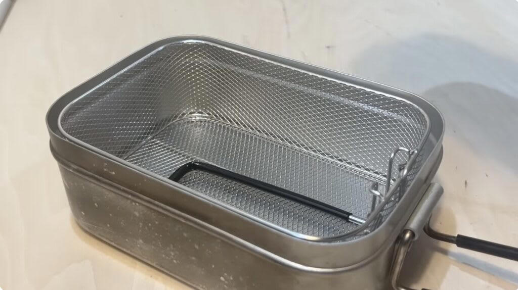 セリア【1】8WAYマルチツール 110円（税込）, 従来品より小さくなって新登場, ナイフを従来品と比較してみます, 他のツールも確認, ダイソー【1】食品用加熱剤モーリアンヒートパック 770円（税込）, 水を入れるだけで加熱できるモーリアンヒートパック, モーリアンヒートパックを実際に使ってみます, ダイソー【2】キャンプギアケース 550円（税込）, 様々なセットが入れられる絶妙なサイズ感のケース, ダイソー【3】ミリタリー風カラビナ／プラカラビナ 各110円（税込）, ゴツいのに軽い！大きめカラビナ, 似た雰囲気のプラカラビナもあります, ダイソー【4】メスティンフライヤー 1.5合用550円／3合用770円（税込）, クオリティが高いメスティン専用のフライヤー, メスティンにピッタリサイズで揚げ物がやりやすい！, ダイソー【5】火口が動〜くライター 110円（税込）, 上向きと横向きにできる！地味にお役立ちライター, キャンドゥ【1】樹脂デュアルLEDライト 550円（税込）／2WAYコンパクトライト440円（税込）, 2WAYコンパクトライト, 樹脂デュアルLEDライト, 100均ギアで新しいキャンプの楽しみを見つけよう！
