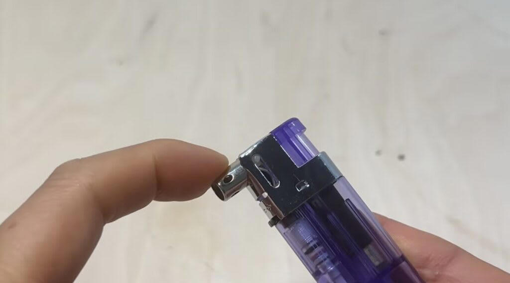 セリア【1】8WAYマルチツール 110円（税込）, 従来品より小さくなって新登場, ナイフを従来品と比較してみます, 他のツールも確認, ダイソー【1】食品用加熱剤モーリアンヒートパック 770円（税込）, 水を入れるだけで加熱できるモーリアンヒートパック, モーリアンヒートパックを実際に使ってみます, ダイソー【2】キャンプギアケース 550円（税込）, 様々なセットが入れられる絶妙なサイズ感のケース, ダイソー【3】ミリタリー風カラビナ／プラカラビナ 各110円（税込）, ゴツいのに軽い！大きめカラビナ, 似た雰囲気のプラカラビナもあります, ダイソー【4】メスティンフライヤー 1.5合用550円／3合用770円（税込）, クオリティが高いメスティン専用のフライヤー, メスティンにピッタリサイズで揚げ物がやりやすい！, ダイソー【5】火口が動〜くライター 110円（税込）, 上向きと横向きにできる！地味にお役立ちライター, キャンドゥ【1】樹脂デュアルLEDライト 550円（税込）／2WAYコンパクトライト440円（税込）, 2WAYコンパクトライト, 樹脂デュアルLEDライト, 100均ギアで新しいキャンプの楽しみを見つけよう！