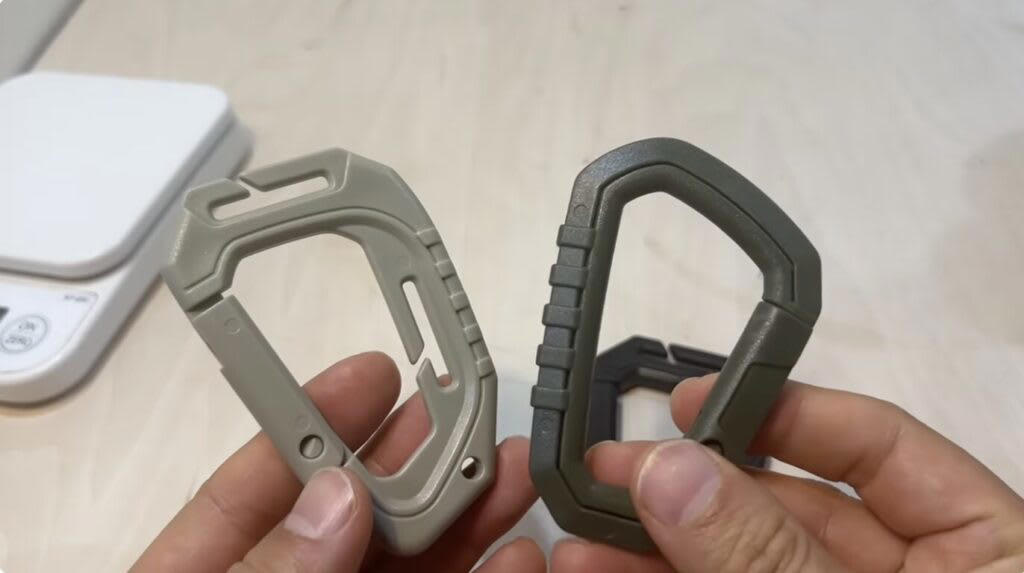 セリア【1】8WAYマルチツール 110円（税込）, 従来品より小さくなって新登場, ナイフを従来品と比較してみます, 他のツールも確認, ダイソー【1】食品用加熱剤モーリアンヒートパック 770円（税込）, 水を入れるだけで加熱できるモーリアンヒートパック, モーリアンヒートパックを実際に使ってみます, ダイソー【2】キャンプギアケース 550円（税込）, 様々なセットが入れられる絶妙なサイズ感のケース, ダイソー【3】ミリタリー風カラビナ／プラカラビナ 各110円（税込）, ゴツいのに軽い！大きめカラビナ, 似た雰囲気のプラカラビナもあります, ダイソー【4】メスティンフライヤー 1.5合用550円／3合用770円（税込）, クオリティが高いメスティン専用のフライヤー, メスティンにピッタリサイズで揚げ物がやりやすい！, ダイソー【5】火口が動〜くライター 110円（税込）, 上向きと横向きにできる！地味にお役立ちライター, キャンドゥ【1】樹脂デュアルLEDライト 550円（税込）／2WAYコンパクトライト440円（税込）, 2WAYコンパクトライト, 樹脂デュアルLEDライト, 100均ギアで新しいキャンプの楽しみを見つけよう！
