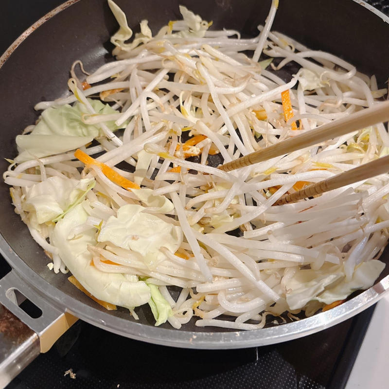 手順1．野菜を食べやすい大きさにカットします, 手順2．フライパンにマヨネーズを入れ、火にかけます, 手順3．マヨネーズがジュワッとしてきたところで、野菜を入れて炒めます, 手順4．味付けをしたらできあがり
