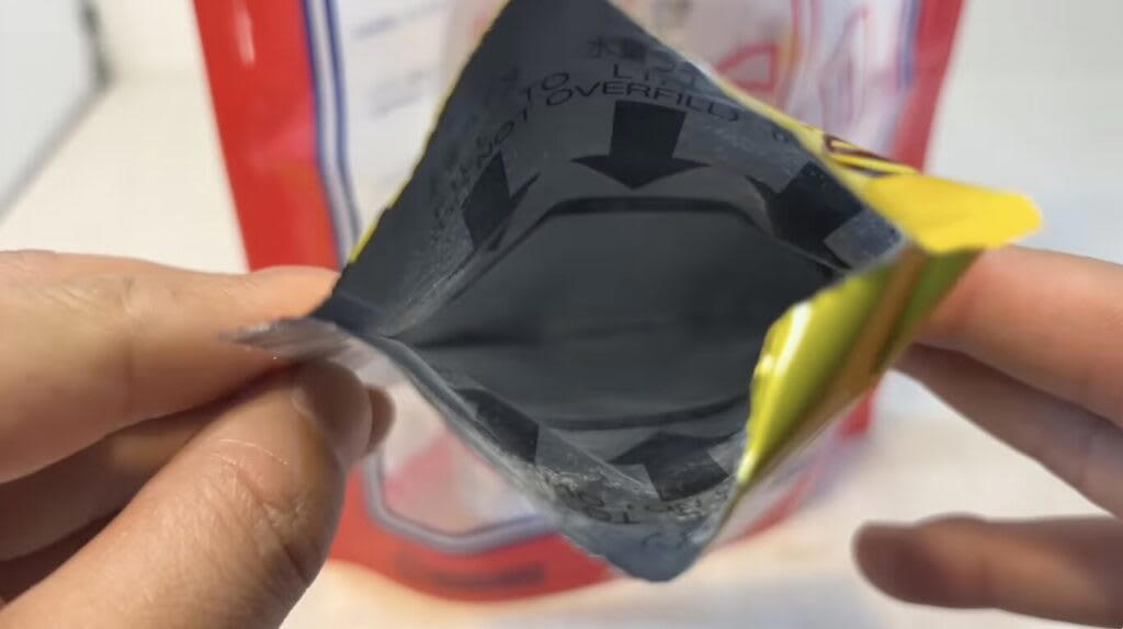 セリア【1】8WAYマルチツール 110円（税込）, 従来品より小さくなって新登場, ナイフを従来品と比較してみます, 他のツールも確認, ダイソー【1】食品用加熱剤モーリアンヒートパック 770円（税込）, 水を入れるだけで加熱できるモーリアンヒートパック, モーリアンヒートパックを実際に使ってみます, ダイソー【2】キャンプギアケース 550円（税込）, 様々なセットが入れられる絶妙なサイズ感のケース, ダイソー【3】ミリタリー風カラビナ／プラカラビナ 各110円（税込）, ゴツいのに軽い！大きめカラビナ, 似た雰囲気のプラカラビナもあります, ダイソー【4】メスティンフライヤー 1.5合用550円／3合用770円（税込）, クオリティが高いメスティン専用のフライヤー, メスティンにピッタリサイズで揚げ物がやりやすい！, ダイソー【5】火口が動〜くライター 110円（税込）, 上向きと横向きにできる！地味にお役立ちライター, キャンドゥ【1】樹脂デュアルLEDライト 550円（税込）／2WAYコンパクトライト440円（税込）, 2WAYコンパクトライト, 樹脂デュアルLEDライト, 100均ギアで新しいキャンプの楽しみを見つけよう！