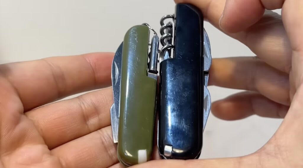 セリア【1】8WAYマルチツール 110円（税込）, 従来品より小さくなって新登場, ナイフを従来品と比較してみます, 他のツールも確認, ダイソー【1】食品用加熱剤モーリアンヒートパック 770円（税込）, 水を入れるだけで加熱できるモーリアンヒートパック, モーリアンヒートパックを実際に使ってみます, ダイソー【2】キャンプギアケース 550円（税込）, 様々なセットが入れられる絶妙なサイズ感のケース, ダイソー【3】ミリタリー風カラビナ／プラカラビナ 各110円（税込）, ゴツいのに軽い！大きめカラビナ, 似た雰囲気のプラカラビナもあります, ダイソー【4】メスティンフライヤー 1.5合用550円／3合用770円（税込）, クオリティが高いメスティン専用のフライヤー, メスティンにピッタリサイズで揚げ物がやりやすい！, ダイソー【5】火口が動〜くライター 110円（税込）, 上向きと横向きにできる！地味にお役立ちライター, キャンドゥ【1】樹脂デュアルLEDライト 550円（税込）／2WAYコンパクトライト440円（税込）, 2WAYコンパクトライト, 樹脂デュアルLEDライト, 100均ギアで新しいキャンプの楽しみを見つけよう！