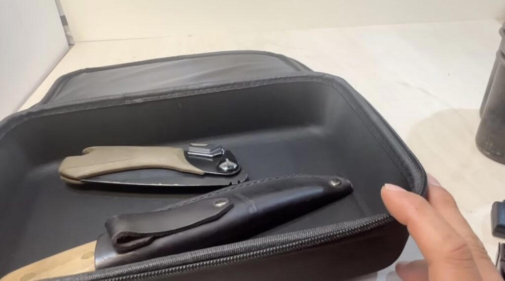 セリア【1】8WAYマルチツール 110円（税込）, 従来品より小さくなって新登場, ナイフを従来品と比較してみます, 他のツールも確認, ダイソー【1】食品用加熱剤モーリアンヒートパック 770円（税込）, 水を入れるだけで加熱できるモーリアンヒートパック, モーリアンヒートパックを実際に使ってみます, ダイソー【2】キャンプギアケース 550円（税込）, 様々なセットが入れられる絶妙なサイズ感のケース, ダイソー【3】ミリタリー風カラビナ／プラカラビナ 各110円（税込）, ゴツいのに軽い！大きめカラビナ, 似た雰囲気のプラカラビナもあります, ダイソー【4】メスティンフライヤー 1.5合用550円／3合用770円（税込）, クオリティが高いメスティン専用のフライヤー, メスティンにピッタリサイズで揚げ物がやりやすい！, ダイソー【5】火口が動〜くライター 110円（税込）, 上向きと横向きにできる！地味にお役立ちライター, キャンドゥ【1】樹脂デュアルLEDライト 550円（税込）／2WAYコンパクトライト440円（税込）, 2WAYコンパクトライト, 樹脂デュアルLEDライト, 100均ギアで新しいキャンプの楽しみを見つけよう！