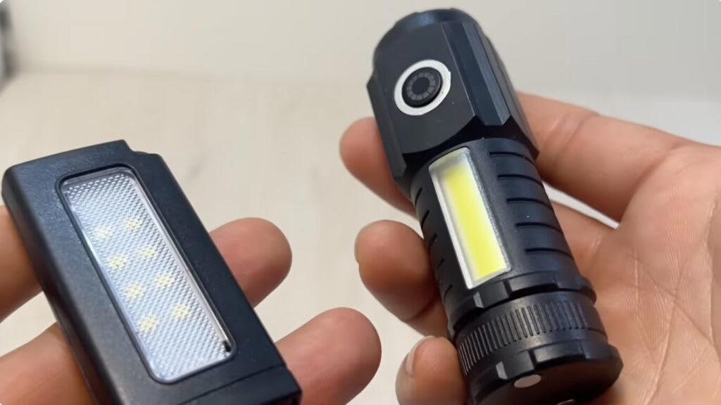 セリア【1】8WAYマルチツール 110円（税込）, 従来品より小さくなって新登場, ナイフを従来品と比較してみます, 他のツールも確認, ダイソー【1】食品用加熱剤モーリアンヒートパック 770円（税込）, 水を入れるだけで加熱できるモーリアンヒートパック, モーリアンヒートパックを実際に使ってみます, ダイソー【2】キャンプギアケース 550円（税込）, 様々なセットが入れられる絶妙なサイズ感のケース, ダイソー【3】ミリタリー風カラビナ／プラカラビナ 各110円（税込）, ゴツいのに軽い！大きめカラビナ, 似た雰囲気のプラカラビナもあります, ダイソー【4】メスティンフライヤー 1.5合用550円／3合用770円（税込）, クオリティが高いメスティン専用のフライヤー, メスティンにピッタリサイズで揚げ物がやりやすい！, ダイソー【5】火口が動〜くライター 110円（税込）, 上向きと横向きにできる！地味にお役立ちライター, キャンドゥ【1】樹脂デュアルLEDライト 550円（税込）／2WAYコンパクトライト440円（税込）, 2WAYコンパクトライト, 樹脂デュアルLEDライト, 100均ギアで新しいキャンプの楽しみを見つけよう！