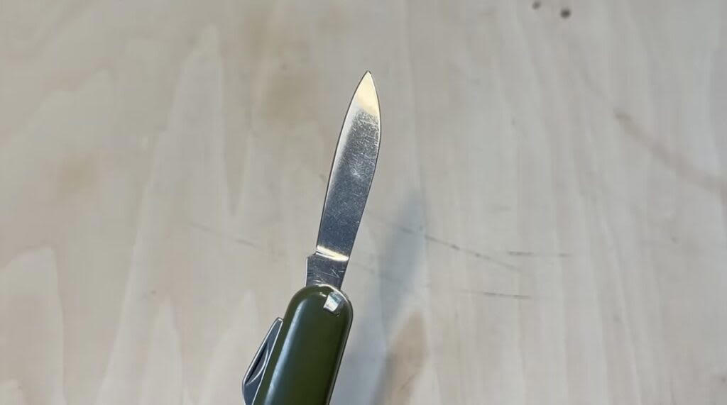 セリア【1】8WAYマルチツール 110円（税込）, 従来品より小さくなって新登場, ナイフを従来品と比較してみます, 他のツールも確認, ダイソー【1】食品用加熱剤モーリアンヒートパック 770円（税込）, 水を入れるだけで加熱できるモーリアンヒートパック, モーリアンヒートパックを実際に使ってみます, ダイソー【2】キャンプギアケース 550円（税込）, 様々なセットが入れられる絶妙なサイズ感のケース, ダイソー【3】ミリタリー風カラビナ／プラカラビナ 各110円（税込）, ゴツいのに軽い！大きめカラビナ, 似た雰囲気のプラカラビナもあります, ダイソー【4】メスティンフライヤー 1.5合用550円／3合用770円（税込）, クオリティが高いメスティン専用のフライヤー, メスティンにピッタリサイズで揚げ物がやりやすい！, ダイソー【5】火口が動〜くライター 110円（税込）, 上向きと横向きにできる！地味にお役立ちライター, キャンドゥ【1】樹脂デュアルLEDライト 550円（税込）／2WAYコンパクトライト440円（税込）, 2WAYコンパクトライト, 樹脂デュアルLEDライト, 100均ギアで新しいキャンプの楽しみを見つけよう！