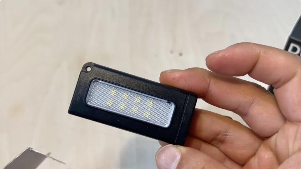 セリア【1】8WAYマルチツール 110円（税込）, 従来品より小さくなって新登場, ナイフを従来品と比較してみます, 他のツールも確認, ダイソー【1】食品用加熱剤モーリアンヒートパック 770円（税込）, 水を入れるだけで加熱できるモーリアンヒートパック, モーリアンヒートパックを実際に使ってみます, ダイソー【2】キャンプギアケース 550円（税込）, 様々なセットが入れられる絶妙なサイズ感のケース, ダイソー【3】ミリタリー風カラビナ／プラカラビナ 各110円（税込）, ゴツいのに軽い！大きめカラビナ, 似た雰囲気のプラカラビナもあります, ダイソー【4】メスティンフライヤー 1.5合用550円／3合用770円（税込）, クオリティが高いメスティン専用のフライヤー, メスティンにピッタリサイズで揚げ物がやりやすい！, ダイソー【5】火口が動〜くライター 110円（税込）, 上向きと横向きにできる！地味にお役立ちライター, キャンドゥ【1】樹脂デュアルLEDライト 550円（税込）／2WAYコンパクトライト440円（税込）, 2WAYコンパクトライト, 樹脂デュアルLEDライト, 100均ギアで新しいキャンプの楽しみを見つけよう！