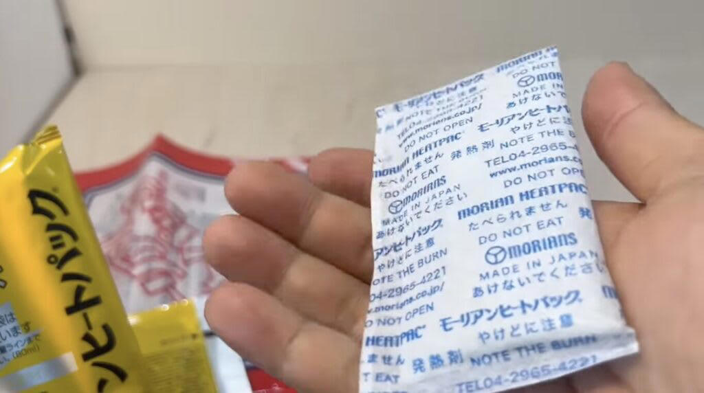 セリア【1】8WAYマルチツール 110円（税込）, 従来品より小さくなって新登場, ナイフを従来品と比較してみます, 他のツールも確認, ダイソー【1】食品用加熱剤モーリアンヒートパック 770円（税込）, 水を入れるだけで加熱できるモーリアンヒートパック, モーリアンヒートパックを実際に使ってみます, ダイソー【2】キャンプギアケース 550円（税込）, 様々なセットが入れられる絶妙なサイズ感のケース, ダイソー【3】ミリタリー風カラビナ／プラカラビナ 各110円（税込）, ゴツいのに軽い！大きめカラビナ, 似た雰囲気のプラカラビナもあります, ダイソー【4】メスティンフライヤー 1.5合用550円／3合用770円（税込）, クオリティが高いメスティン専用のフライヤー, メスティンにピッタリサイズで揚げ物がやりやすい！, ダイソー【5】火口が動〜くライター 110円（税込）, 上向きと横向きにできる！地味にお役立ちライター, キャンドゥ【1】樹脂デュアルLEDライト 550円（税込）／2WAYコンパクトライト440円（税込）, 2WAYコンパクトライト, 樹脂デュアルLEDライト, 100均ギアで新しいキャンプの楽しみを見つけよう！