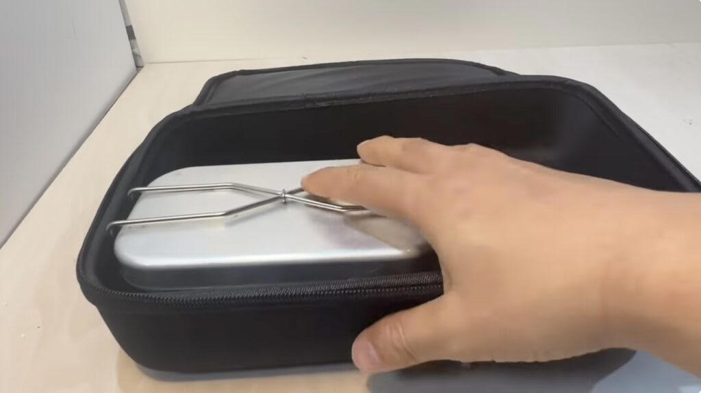 セリア【1】8WAYマルチツール 110円（税込）, 従来品より小さくなって新登場, ナイフを従来品と比較してみます, 他のツールも確認, ダイソー【1】食品用加熱剤モーリアンヒートパック 770円（税込）, 水を入れるだけで加熱できるモーリアンヒートパック, モーリアンヒートパックを実際に使ってみます, ダイソー【2】キャンプギアケース 550円（税込）, 様々なセットが入れられる絶妙なサイズ感のケース, ダイソー【3】ミリタリー風カラビナ／プラカラビナ 各110円（税込）, ゴツいのに軽い！大きめカラビナ, 似た雰囲気のプラカラビナもあります, ダイソー【4】メスティンフライヤー 1.5合用550円／3合用770円（税込）, クオリティが高いメスティン専用のフライヤー, メスティンにピッタリサイズで揚げ物がやりやすい！, ダイソー【5】火口が動〜くライター 110円（税込）, 上向きと横向きにできる！地味にお役立ちライター, キャンドゥ【1】樹脂デュアルLEDライト 550円（税込）／2WAYコンパクトライト440円（税込）, 2WAYコンパクトライト, 樹脂デュアルLEDライト, 100均ギアで新しいキャンプの楽しみを見つけよう！