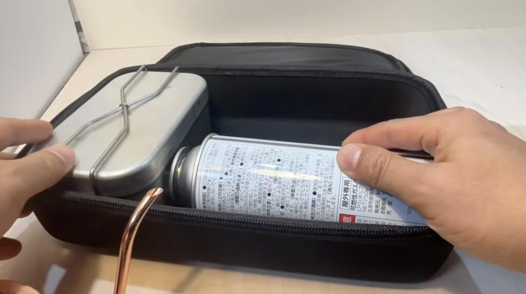 セリア【1】8WAYマルチツール 110円（税込）, 従来品より小さくなって新登場, ナイフを従来品と比較してみます, 他のツールも確認, ダイソー【1】食品用加熱剤モーリアンヒートパック 770円（税込）, 水を入れるだけで加熱できるモーリアンヒートパック, モーリアンヒートパックを実際に使ってみます, ダイソー【2】キャンプギアケース 550円（税込）, 様々なセットが入れられる絶妙なサイズ感のケース, ダイソー【3】ミリタリー風カラビナ／プラカラビナ 各110円（税込）, ゴツいのに軽い！大きめカラビナ, 似た雰囲気のプラカラビナもあります, ダイソー【4】メスティンフライヤー 1.5合用550円／3合用770円（税込）, クオリティが高いメスティン専用のフライヤー, メスティンにピッタリサイズで揚げ物がやりやすい！, ダイソー【5】火口が動〜くライター 110円（税込）, 上向きと横向きにできる！地味にお役立ちライター, キャンドゥ【1】樹脂デュアルLEDライト 550円（税込）／2WAYコンパクトライト440円（税込）, 2WAYコンパクトライト, 樹脂デュアルLEDライト, 100均ギアで新しいキャンプの楽しみを見つけよう！