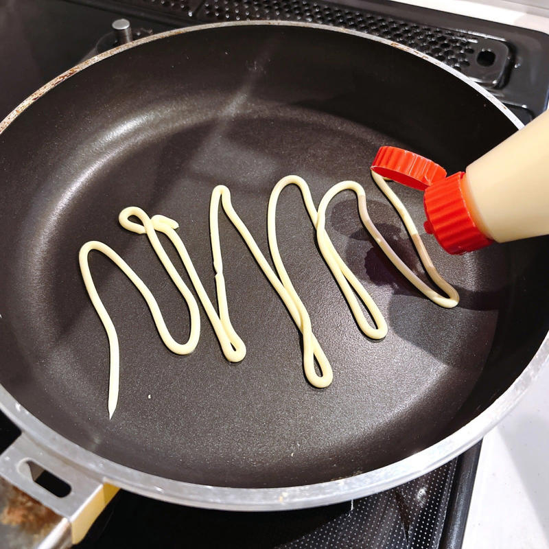 手順1．野菜を食べやすい大きさにカットします, 手順2．フライパンにマヨネーズを入れ、火にかけます, 手順3．マヨネーズがジュワッとしてきたところで、野菜を入れて炒めます, 手順4．味付けをしたらできあがり