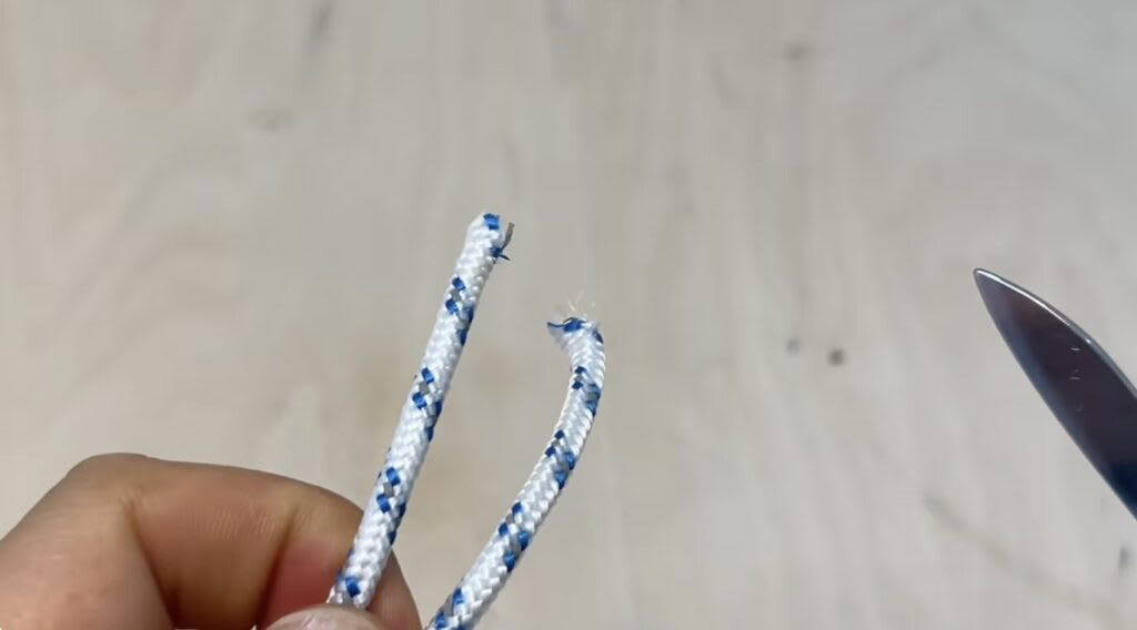 セリア【1】8WAYマルチツール 110円（税込）, 従来品より小さくなって新登場, ナイフを従来品と比較してみます, 他のツールも確認, ダイソー【1】食品用加熱剤モーリアンヒートパック 770円（税込）, 水を入れるだけで加熱できるモーリアンヒートパック, モーリアンヒートパックを実際に使ってみます, ダイソー【2】キャンプギアケース 550円（税込）, 様々なセットが入れられる絶妙なサイズ感のケース, ダイソー【3】ミリタリー風カラビナ／プラカラビナ 各110円（税込）, ゴツいのに軽い！大きめカラビナ, 似た雰囲気のプラカラビナもあります, ダイソー【4】メスティンフライヤー 1.5合用550円／3合用770円（税込）, クオリティが高いメスティン専用のフライヤー, メスティンにピッタリサイズで揚げ物がやりやすい！, ダイソー【5】火口が動〜くライター 110円（税込）, 上向きと横向きにできる！地味にお役立ちライター, キャンドゥ【1】樹脂デュアルLEDライト 550円（税込）／2WAYコンパクトライト440円（税込）, 2WAYコンパクトライト, 樹脂デュアルLEDライト, 100均ギアで新しいキャンプの楽しみを見つけよう！