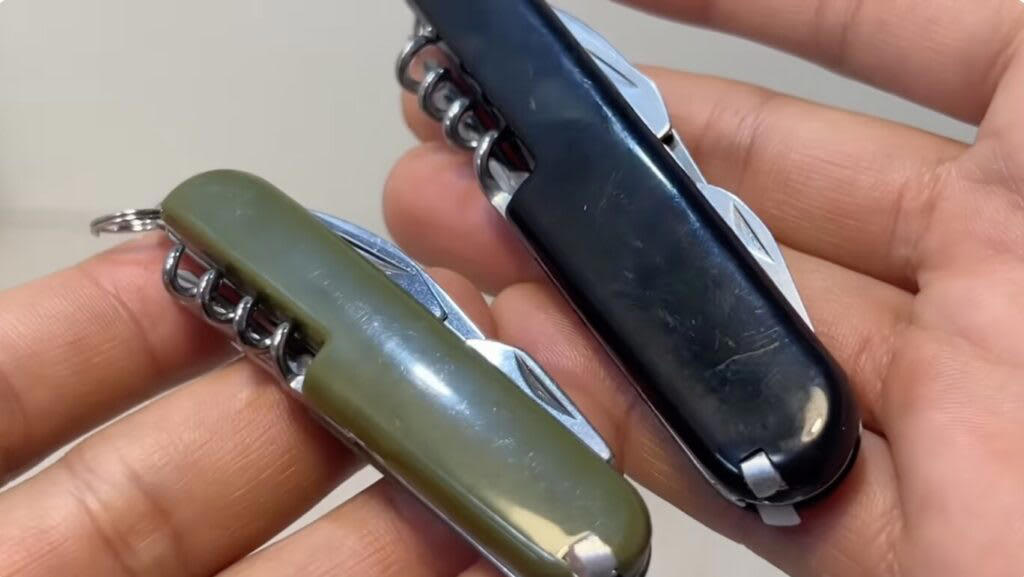 セリア【1】8WAYマルチツール 110円（税込）, 従来品より小さくなって新登場, ナイフを従来品と比較してみます, 他のツールも確認, ダイソー【1】食品用加熱剤モーリアンヒートパック 770円（税込）, 水を入れるだけで加熱できるモーリアンヒートパック, モーリアンヒートパックを実際に使ってみます, ダイソー【2】キャンプギアケース 550円（税込）, 様々なセットが入れられる絶妙なサイズ感のケース, ダイソー【3】ミリタリー風カラビナ／プラカラビナ 各110円（税込）, ゴツいのに軽い！大きめカラビナ, 似た雰囲気のプラカラビナもあります, ダイソー【4】メスティンフライヤー 1.5合用550円／3合用770円（税込）, クオリティが高いメスティン専用のフライヤー, メスティンにピッタリサイズで揚げ物がやりやすい！, ダイソー【5】火口が動〜くライター 110円（税込）, 上向きと横向きにできる！地味にお役立ちライター, キャンドゥ【1】樹脂デュアルLEDライト 550円（税込）／2WAYコンパクトライト440円（税込）, 2WAYコンパクトライト, 樹脂デュアルLEDライト, 100均ギアで新しいキャンプの楽しみを見つけよう！