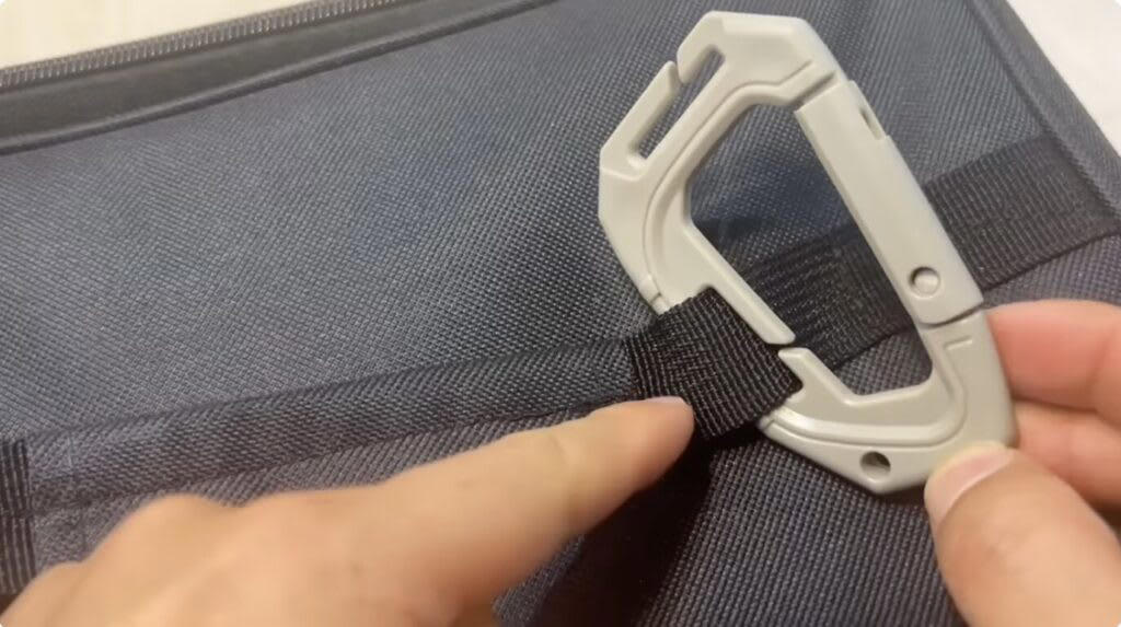 セリア【1】8WAYマルチツール 110円（税込）, 従来品より小さくなって新登場, ナイフを従来品と比較してみます, 他のツールも確認, ダイソー【1】食品用加熱剤モーリアンヒートパック 770円（税込）, 水を入れるだけで加熱できるモーリアンヒートパック, モーリアンヒートパックを実際に使ってみます, ダイソー【2】キャンプギアケース 550円（税込）, 様々なセットが入れられる絶妙なサイズ感のケース, ダイソー【3】ミリタリー風カラビナ／プラカラビナ 各110円（税込）, ゴツいのに軽い！大きめカラビナ, 似た雰囲気のプラカラビナもあります, ダイソー【4】メスティンフライヤー 1.5合用550円／3合用770円（税込）, クオリティが高いメスティン専用のフライヤー, メスティンにピッタリサイズで揚げ物がやりやすい！, ダイソー【5】火口が動〜くライター 110円（税込）, 上向きと横向きにできる！地味にお役立ちライター, キャンドゥ【1】樹脂デュアルLEDライト 550円（税込）／2WAYコンパクトライト440円（税込）, 2WAYコンパクトライト, 樹脂デュアルLEDライト, 100均ギアで新しいキャンプの楽しみを見つけよう！