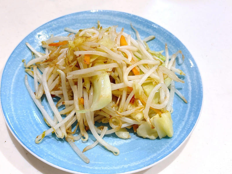 手順1．野菜を食べやすい大きさにカットします, 手順2．フライパンにマヨネーズを入れ、火にかけます, 手順3．マヨネーズがジュワッとしてきたところで、野菜を入れて炒めます, 手順4．味付けをしたらできあがり