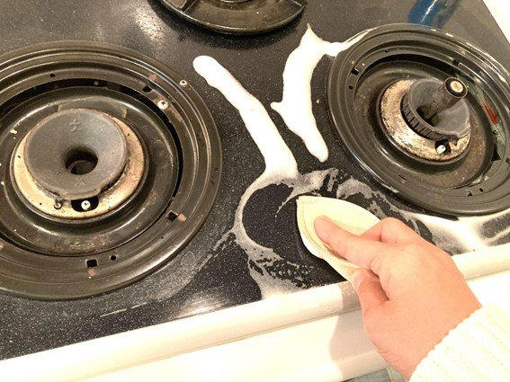 サイズ感、吸水性…「ブラのパッド」は掃除に便利だった, 掃除術1：窓サッシの汚れ取り, 掃除術2：排水口のゴミ取り, 掃除術3：洗面台磨き, 掃除術4：洗濯機周りのゴミ取り, 掃除術5：キッチンの油落とし