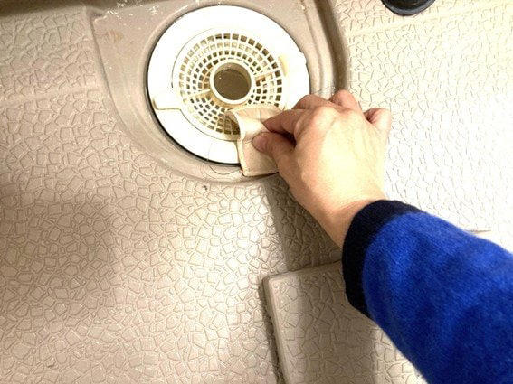 サイズ感、吸水性…「ブラのパッド」は掃除に便利だった, 掃除術1：窓サッシの汚れ取り, 掃除術2：排水口のゴミ取り, 掃除術3：洗面台磨き, 掃除術4：洗濯機周りのゴミ取り, 掃除術5：キッチンの油落とし