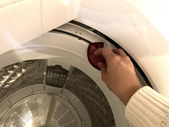 サイズ感、吸水性…「ブラのパッド」は掃除に便利だった, 掃除術1：窓サッシの汚れ取り, 掃除術2：排水口のゴミ取り, 掃除術3：洗面台磨き, 掃除術4：洗濯機周りのゴミ取り, 掃除術5：キッチンの油落とし