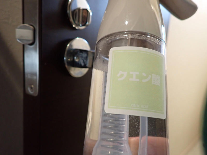 特別な洗剤は不要, 乾拭きかワイパーシートでホコリを取る, ぬるま湯+ウタマロで全体を拭く, 水拭きしてからの乾拭き, ステンレスのドアノブはクエン酸で（なければウタマロ）, 丁番＆縁も忘れずに