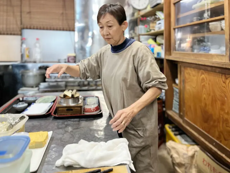 漁師町で愛される老舗。夫婦で営む温かな海鮮処, 二度揚げで旨みを閉じ込めた「エボ鯛から揚げ」, 祖母の家庭料理から生まれた「まぐろのコロッケ」, 丁寧な仕事が生む、忘れられない美味しさ