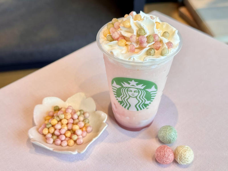 スタバがひなまつりに初フォーカス×ショートサイズで登場！, 「ひなまつり フラペチーノ® ショートサイズ」はどんなメニュー？味わいは？, リワード会員は先行でひと足早く飲める！, どっちのフラペチーノ®が好きか、飲み比べも楽しいSAKURA