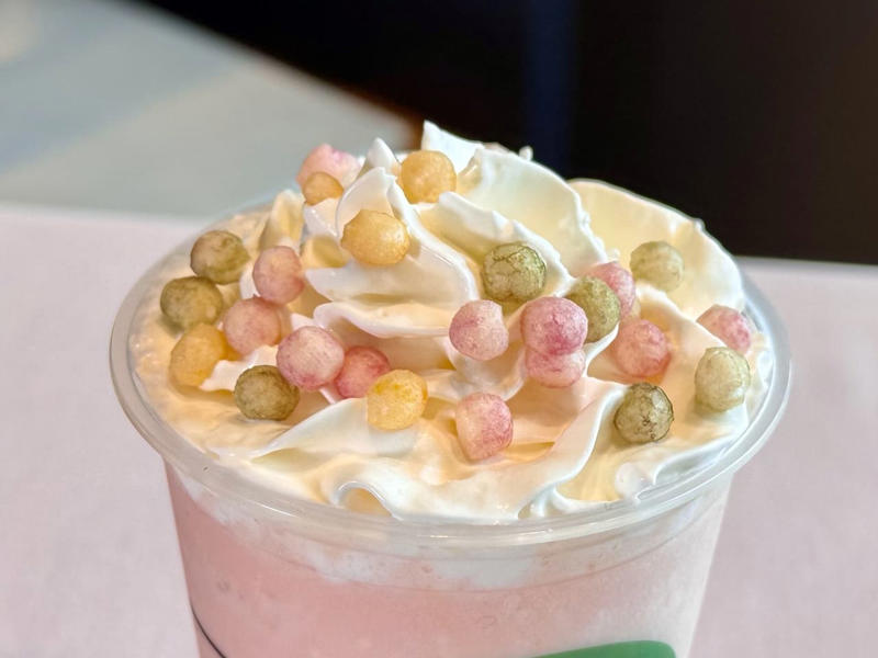 スタバがひなまつりに初フォーカス×ショートサイズで登場！, 「ひなまつり フラペチーノ® ショートサイズ」はどんなメニュー？味わいは？, リワード会員は先行でひと足早く飲める！, どっちのフラペチーノ®が好きか、飲み比べも楽しいSAKURA