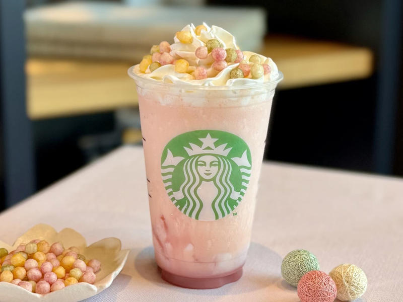 スタバがひなまつりに初フォーカス×ショートサイズで登場！, 「ひなまつり フラペチーノ® ショートサイズ」はどんなメニュー？味わいは？, リワード会員は先行でひと足早く飲める！, どっちのフラペチーノ®が好きか、飲み比べも楽しいSAKURA