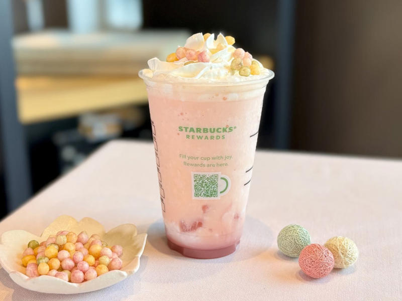 スタバがひなまつりに初フォーカス×ショートサイズで登場！, 「ひなまつり フラペチーノ® ショートサイズ」はどんなメニュー？味わいは？, リワード会員は先行でひと足早く飲める！, どっちのフラペチーノ®が好きか、飲み比べも楽しいSAKURA