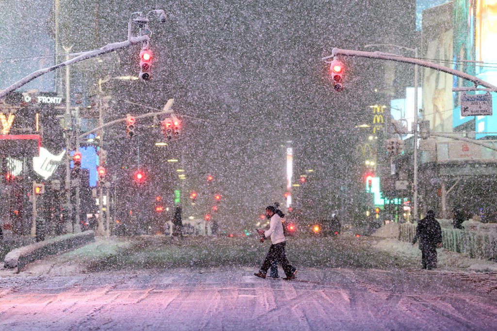 Historic snow storm hits US north-east as millions are put under travel ban
