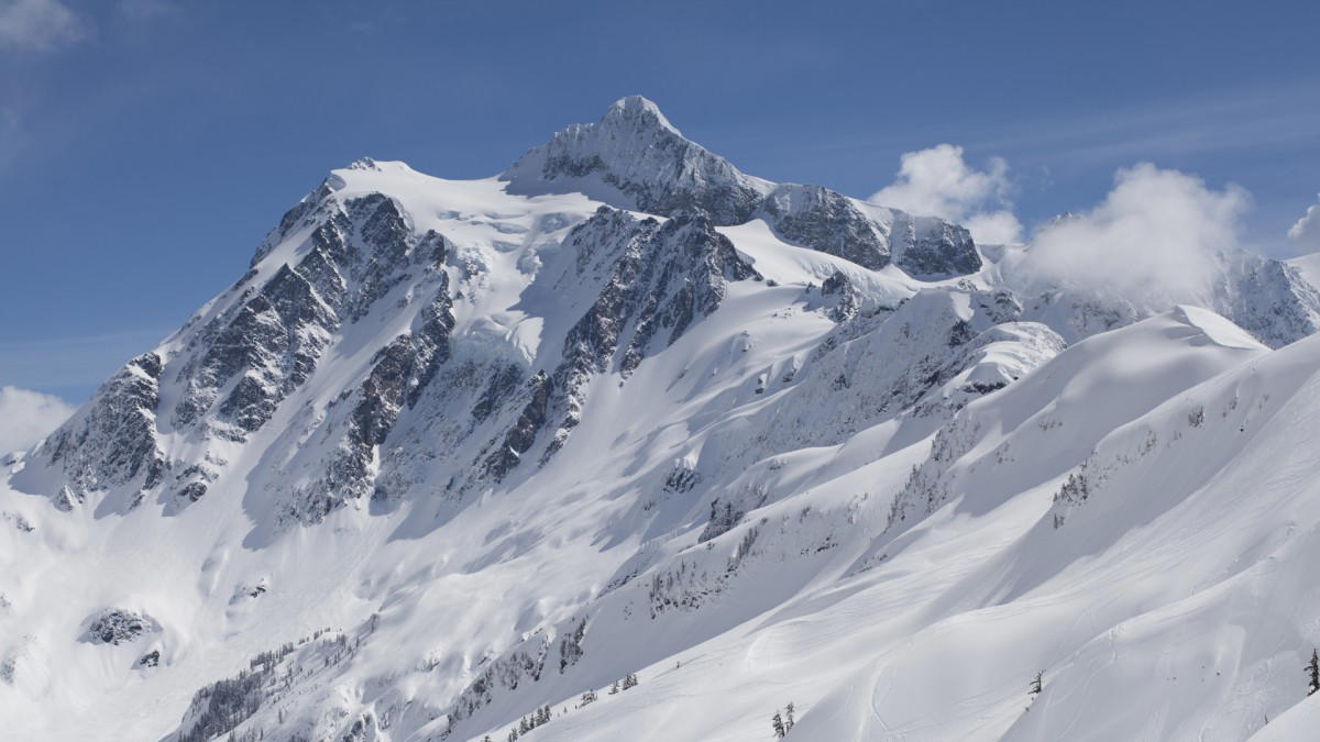 10. Jackson Hole, WY: 317”, 9. Whitewater, BC: 329” (838 cm), 8. Stevens Pass, WA: 332”, 7. Mount Bohemia, MI: 345”, 6. Lake Louise, AB: 351”, 5. Kicking Horse, BC: 353” (899 cm), 4. Alyeska, AK: 353”, 3. Jay Peak, VT: 395”, 2. Mt. Baker Ski Area, WA: 416”, 1. Revelstoke, BC: 440” (1,120 cm)