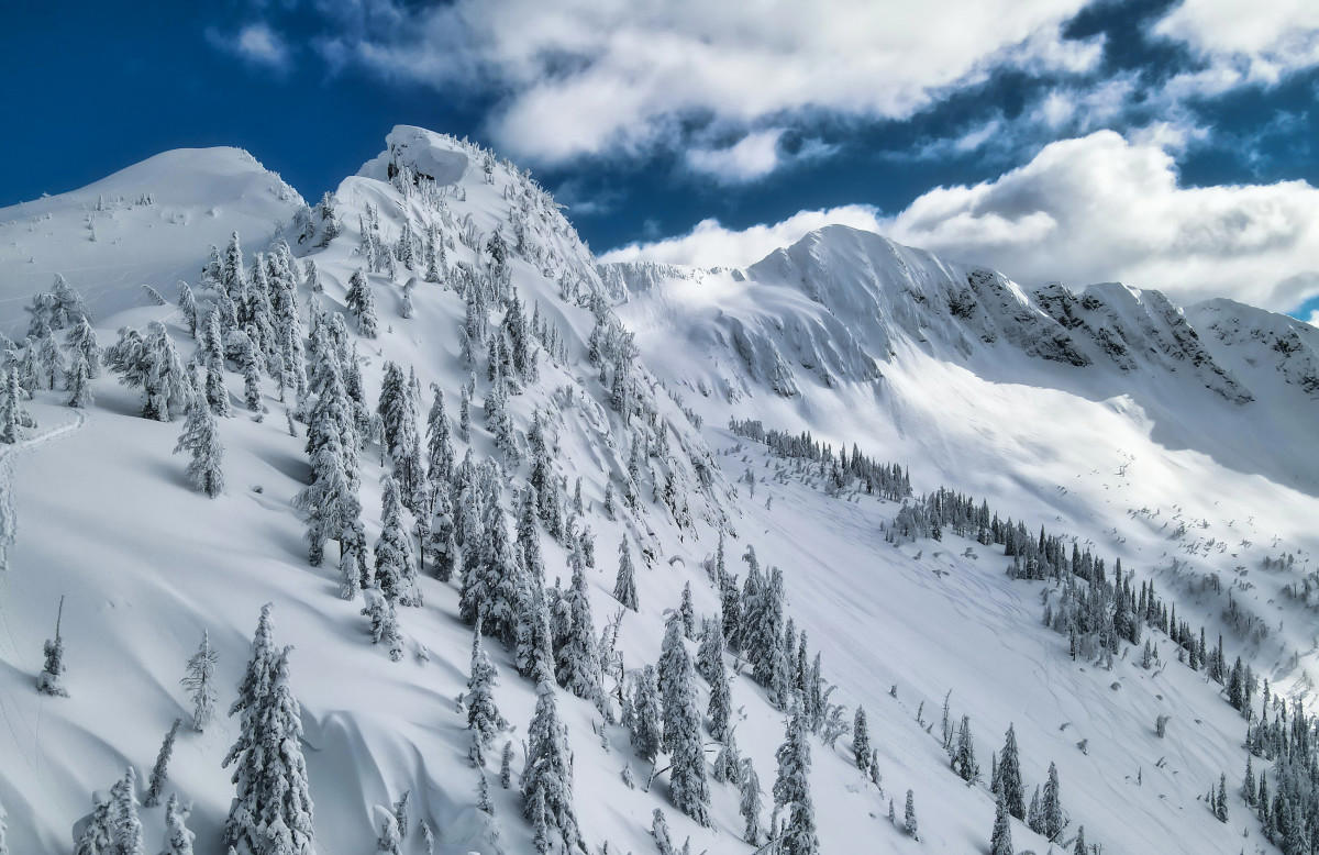 10. Jackson Hole, WY: 317”, 9. Whitewater, BC: 329” (838 cm), 8. Stevens Pass, WA: 332”, 7. Mount Bohemia, MI: 345”, 6. Lake Louise, AB: 351”, 5. Kicking Horse, BC: 353” (899 cm), 4. Alyeska, AK: 353”, 3. Jay Peak, VT: 395”, 2. Mt. Baker Ski Area, WA: 416”, 1. Revelstoke, BC: 440” (1,120 cm)