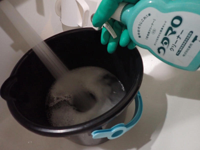 特別な洗剤は不要, 乾拭きかワイパーシートでホコリを取る, ぬるま湯+ウタマロで全体を拭く, 水拭きしてからの乾拭き, ステンレスのドアノブはクエン酸で（なければウタマロ）, 丁番＆縁も忘れずに