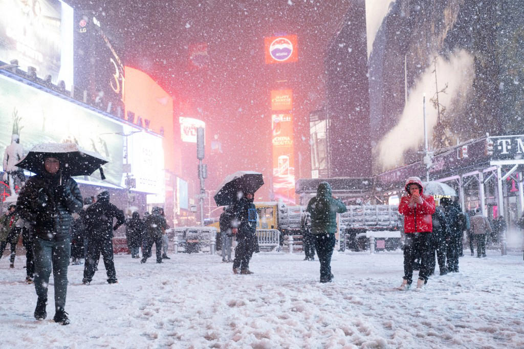 Historic snow storm hits US north-east as millions are put under travel ban