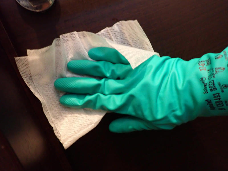 特別な洗剤は不要, 乾拭きかワイパーシートでホコリを取る, ぬるま湯+ウタマロで全体を拭く, 水拭きしてからの乾拭き, ステンレスのドアノブはクエン酸で（なければウタマロ）, 丁番＆縁も忘れずに