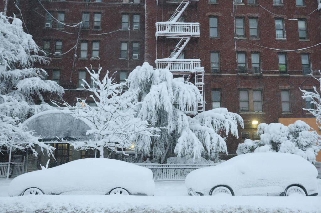 Historic snow storm hits US north-east as millions are put under travel ban