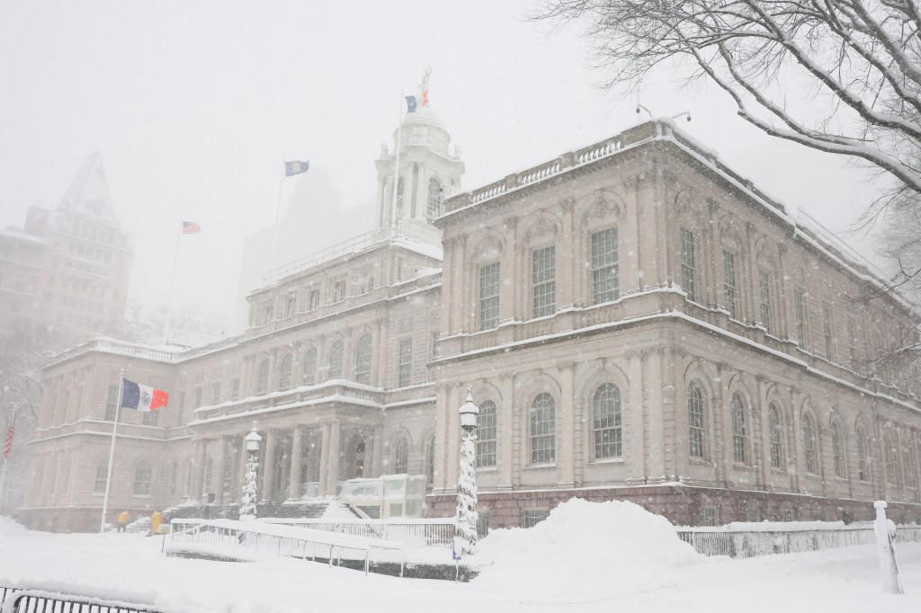 Historic snow storm hits US north-east as millions are put under travel ban